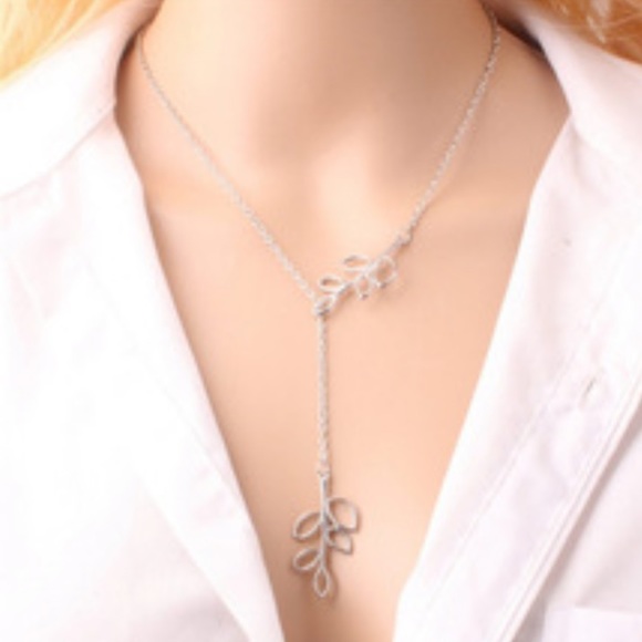 Jewelry - Leaf choker necklace silver color
